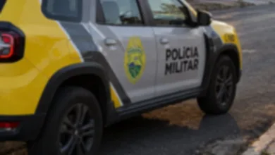 Carro Fiat Uno azul na cor padrão