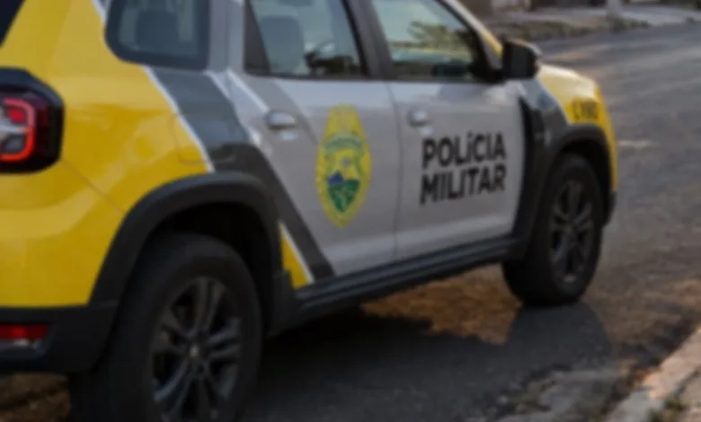 Carro Fiat Uno azul na cor padrão