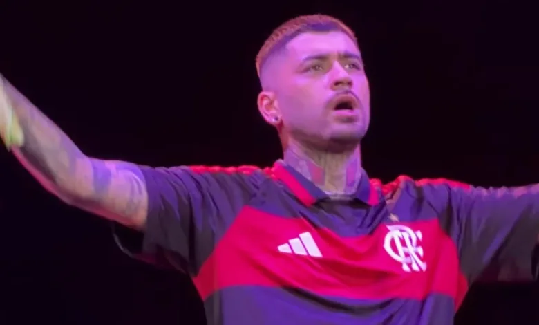 Zayn Malik vestindo camisa do Flamengo em show